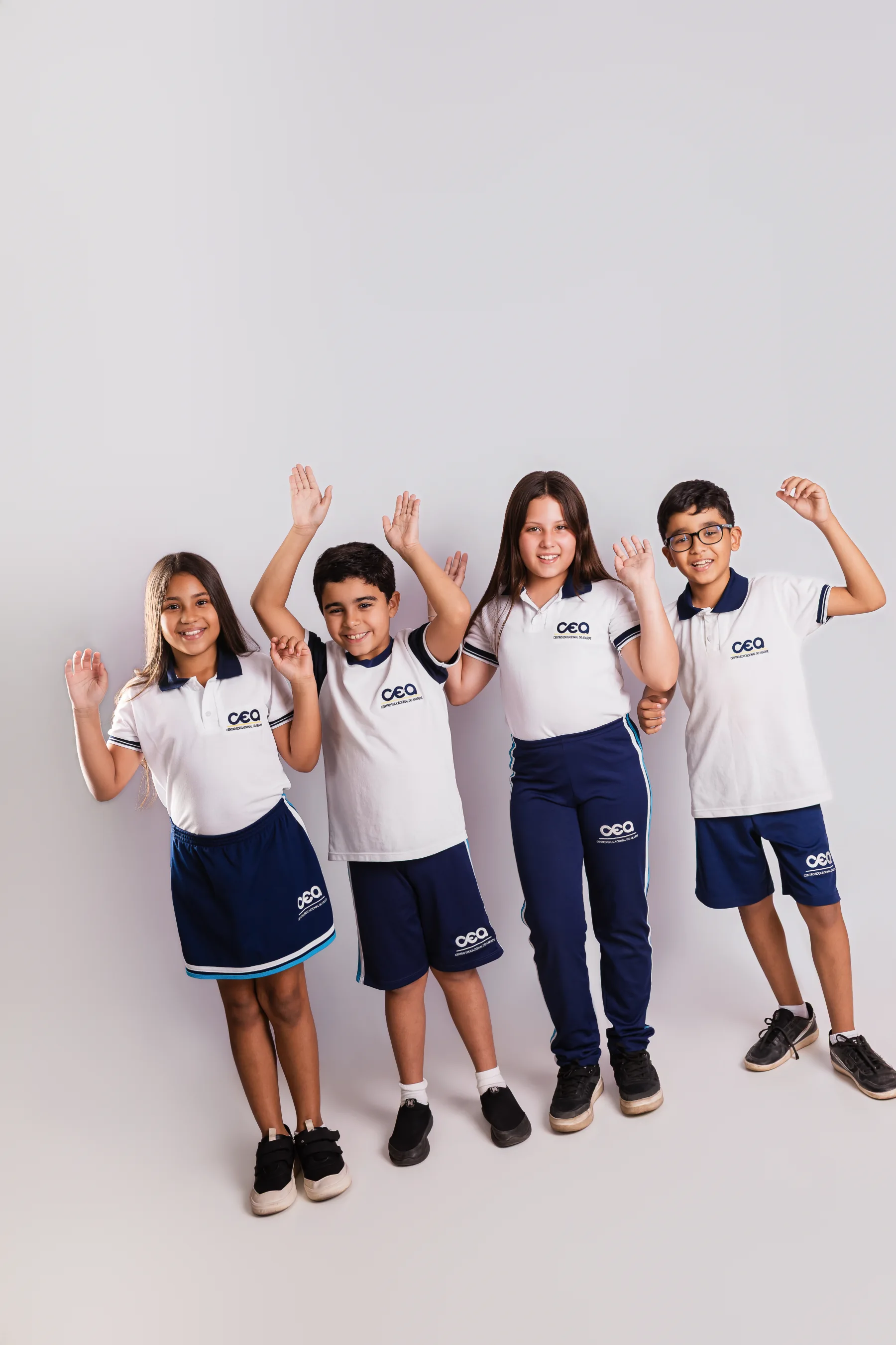 Quatro estudantes do CEA com o uniforme da escola