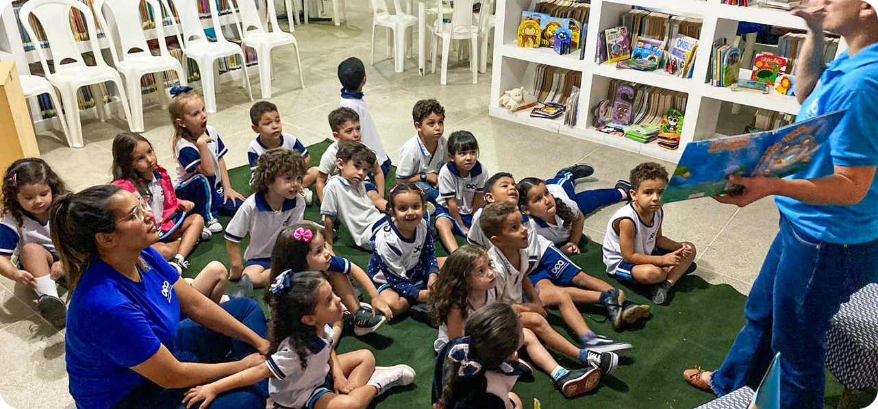 Alunos reunidos em uma atividade de leitura no CEA